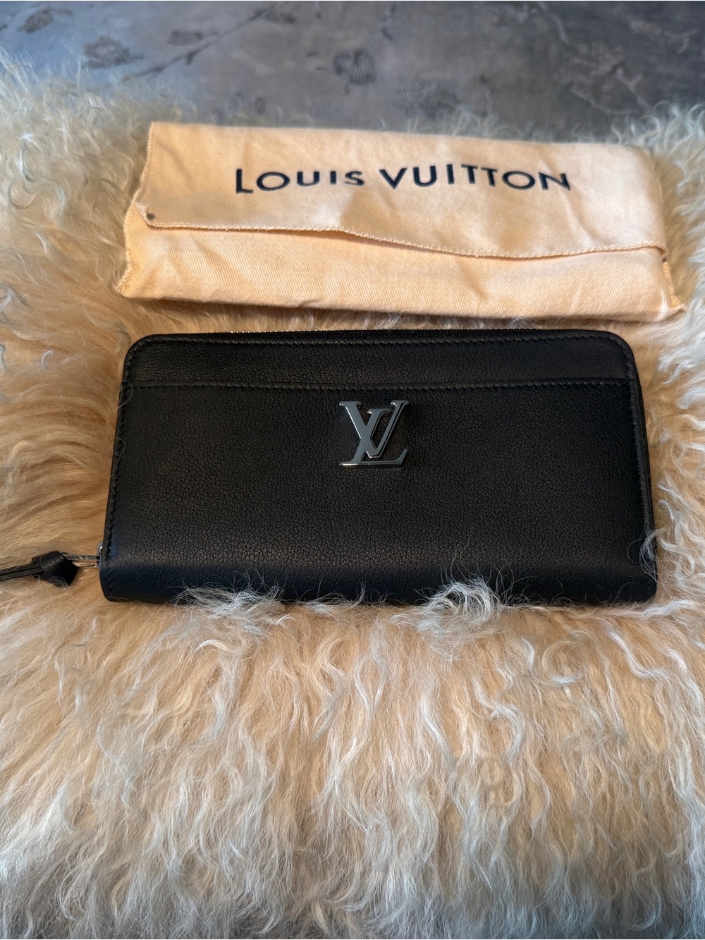 Auth Luis Vuitton LockeMe Zippy Wallet in Supple Blk Calfskin Lther, Silver, NWT